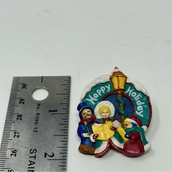 Vintage Christmas Winter Happy Holidays Carolers Singing Ceramic Painted Brooch - Picture 3 of 4